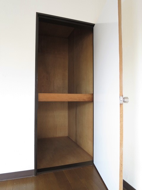 収納　衣装ケースを入れやすい奥行きのある収納