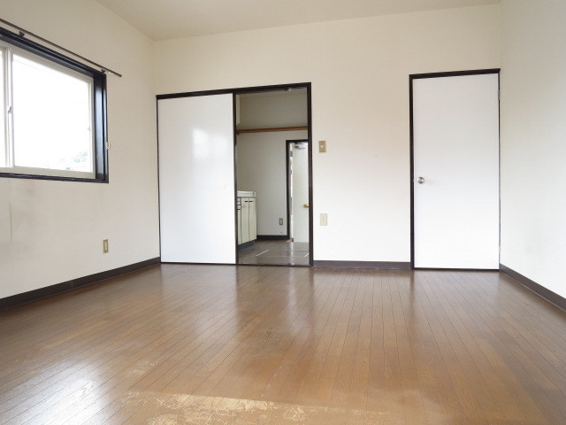 居室・リビング　２面に窓がある洋室は８帖