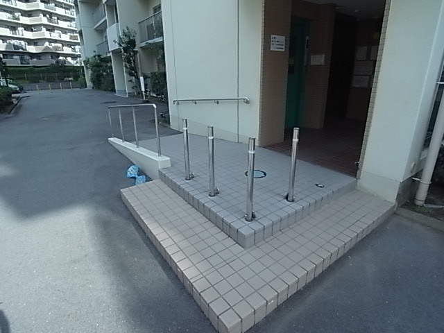 【伊丹市東有岡のマンションのエントランス】