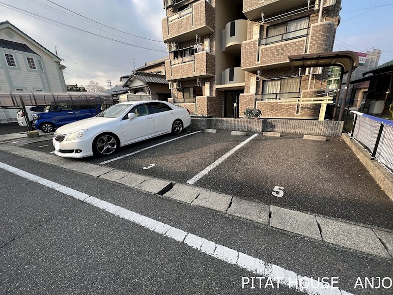 【アクティスの駐車場】