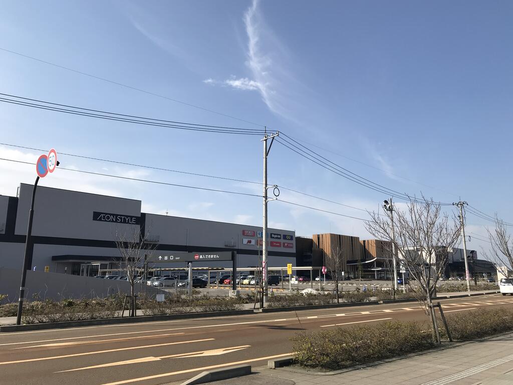 スーパー　イオンスタイル新小松（スーパー）まで648m