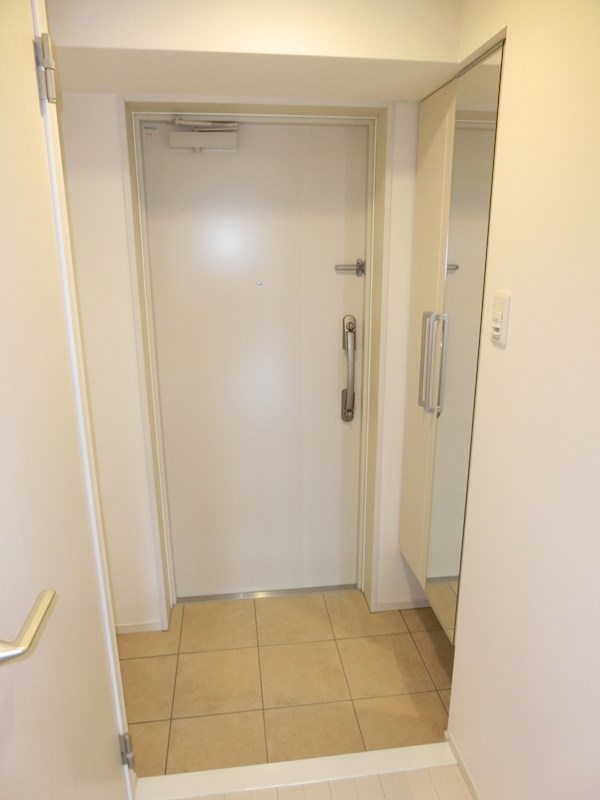 玄関　※同物件内、別部屋の写真です。
