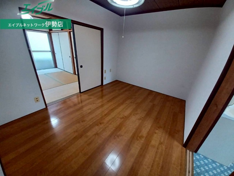 居室・リビング　同物件別部屋の写真