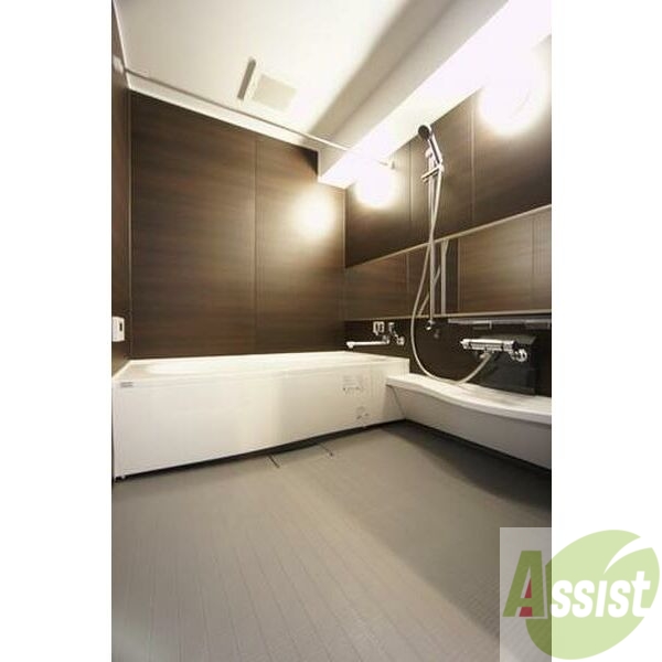 バス・シャワールーム　バスルームは狭すぎず、シャワーも浴びやすそうです。