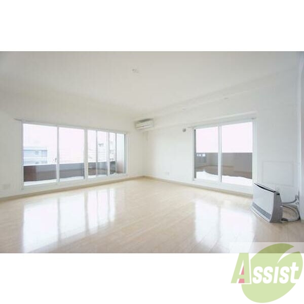 居室・リビング　白さが清潔感を出してくれます。お部屋も明るいですね。