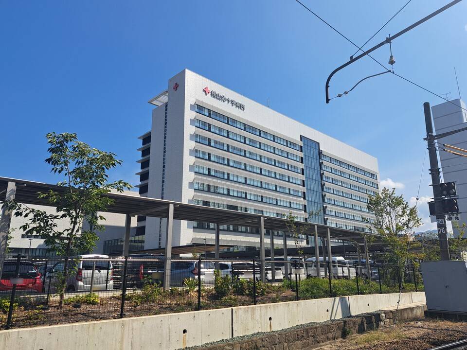 病院　松山赤十字病院（病院）まで541m