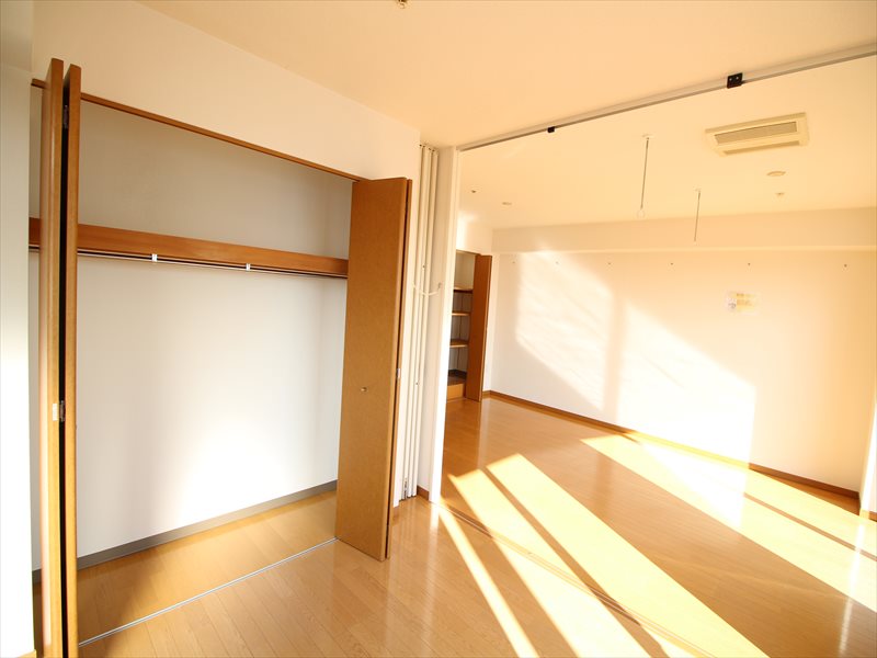居室・リビング　間取りは広々、四角いお部屋が多いことが特徴です。各室には収納