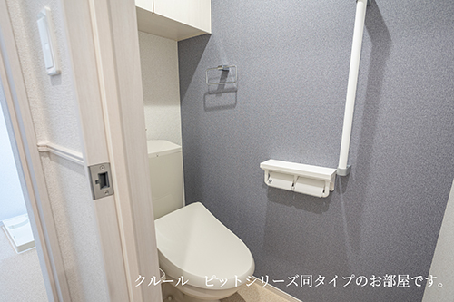 トイレ　落ち着いた色調のトイレです