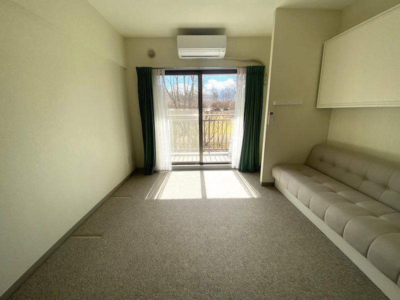 居室・リビング　6.2帖の絨毯調の洋室