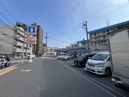 コンビニ　ローソン 東大阪荒本西四丁目店（コンビニ）まで206m