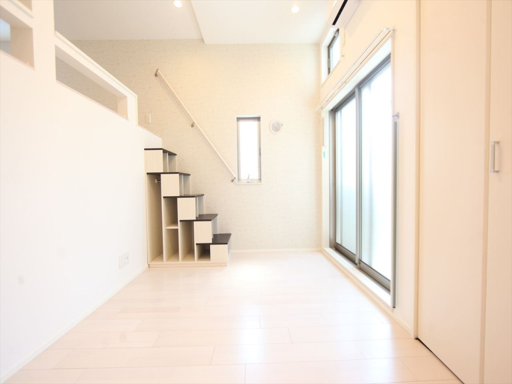 居室・リビング　洋室6.1帖　ロフト5.7帖（収納にも寝室にも使えます）