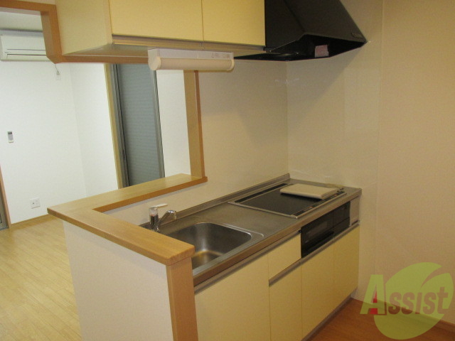 キッチン　３口のＩＨコンロ、グリル付でお料理もら～く楽。窓で換気もＯＫ