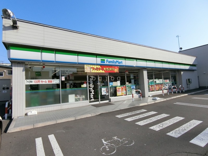 コンビニ　ファミリーマート函館大手町電停前店（コンビニ）まで270m