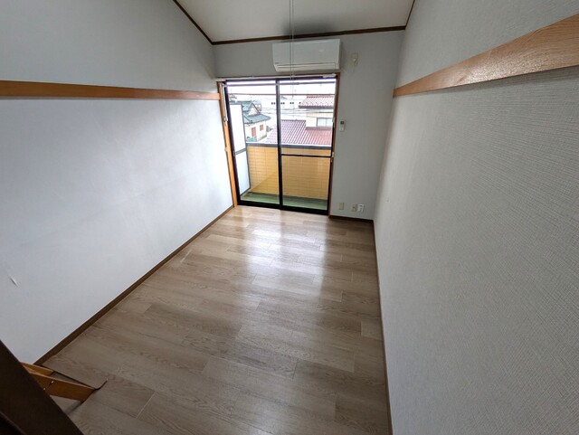 居室・リビング　★南向きの６．１帖の洋室です★