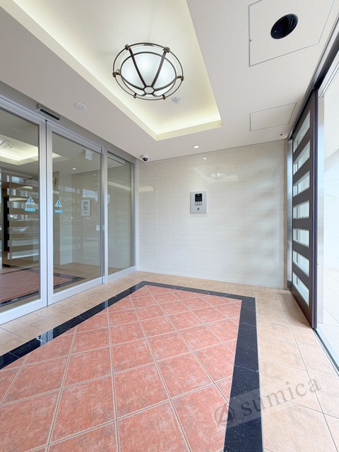 エントランス　広々とした敷地内駐車場を完備♪♪