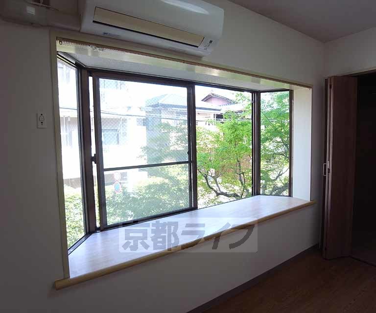 その他設備　大きな出窓です