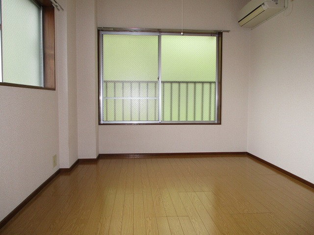 居室・リビング　２面採光の明るいお部屋です