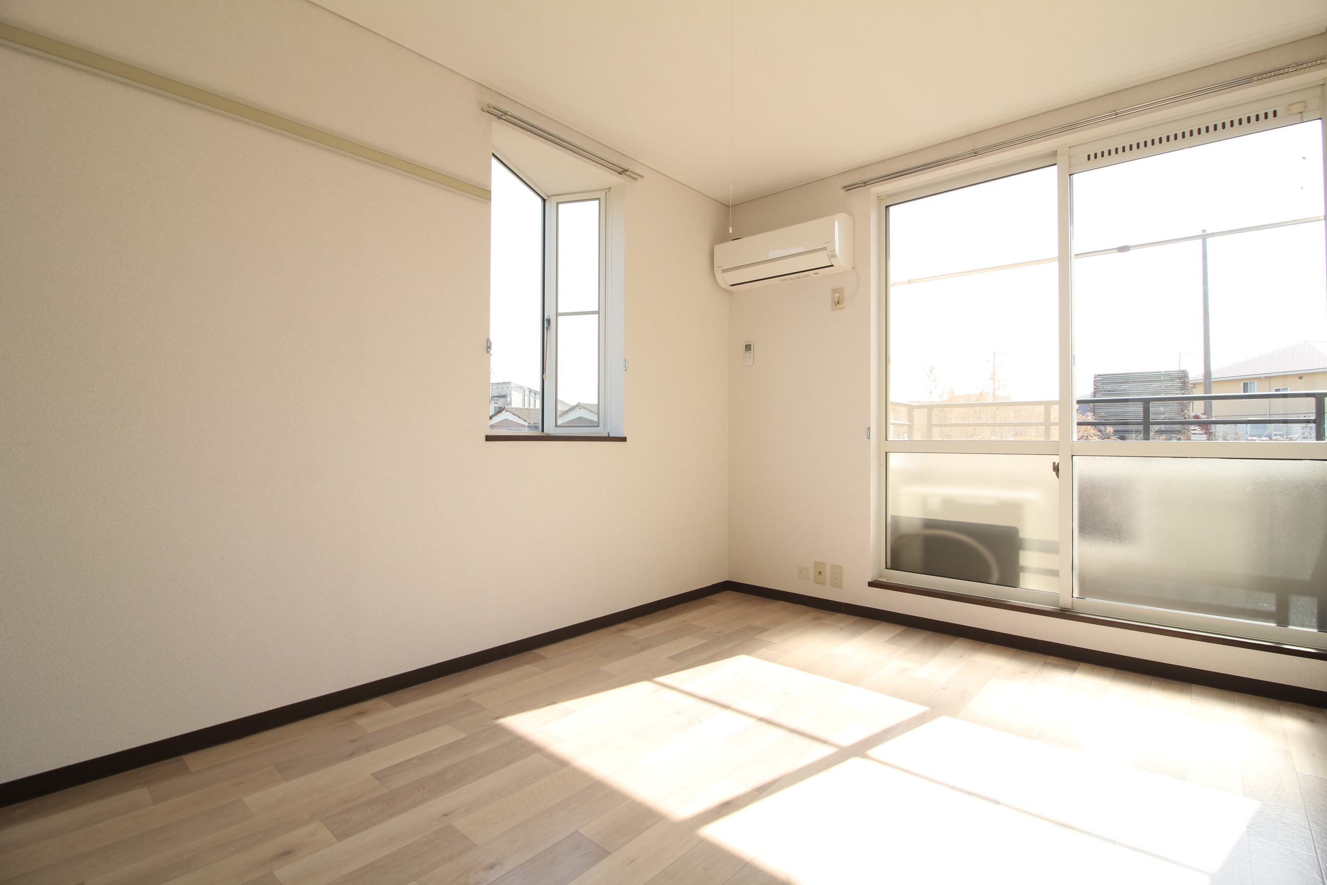 居室・リビング　白を基調としたシンプルな６帖居室♪