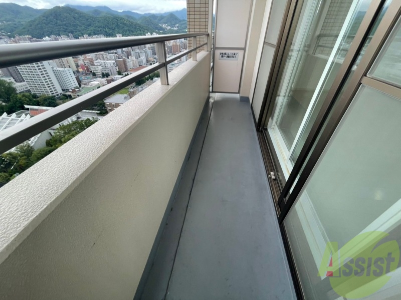 バルコニー　バルコニーは幅も広く全てのお部屋から出入りできます。