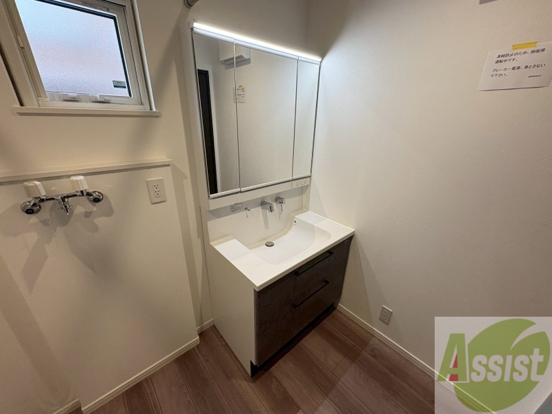 洗面設備　大きくて使いやすそうな独立洗面台になっています。