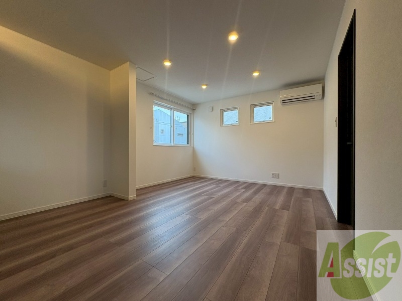 居室・リビング　日当たりが良くて心地よく過ごせそうなお部屋です。