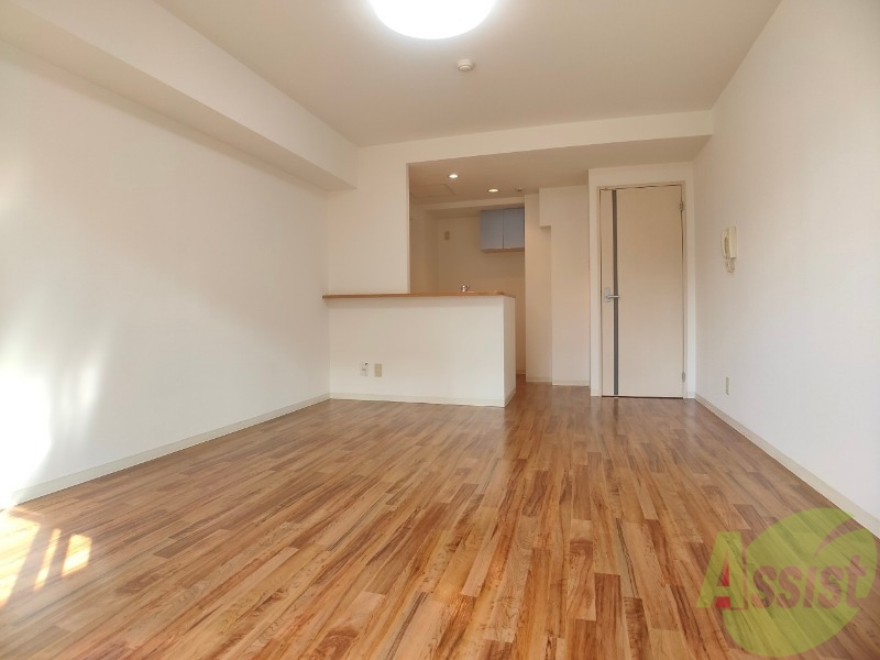 居室・リビング　リビングです。木目のフローリングが落ち着きますね。