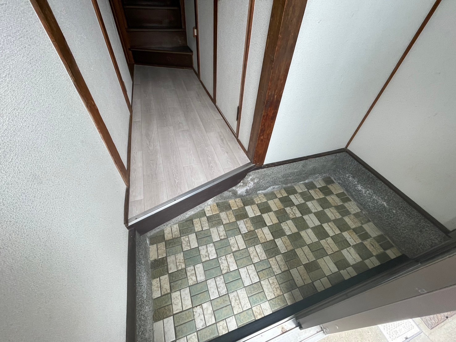 若江東町2丁目貸家の玄関写真