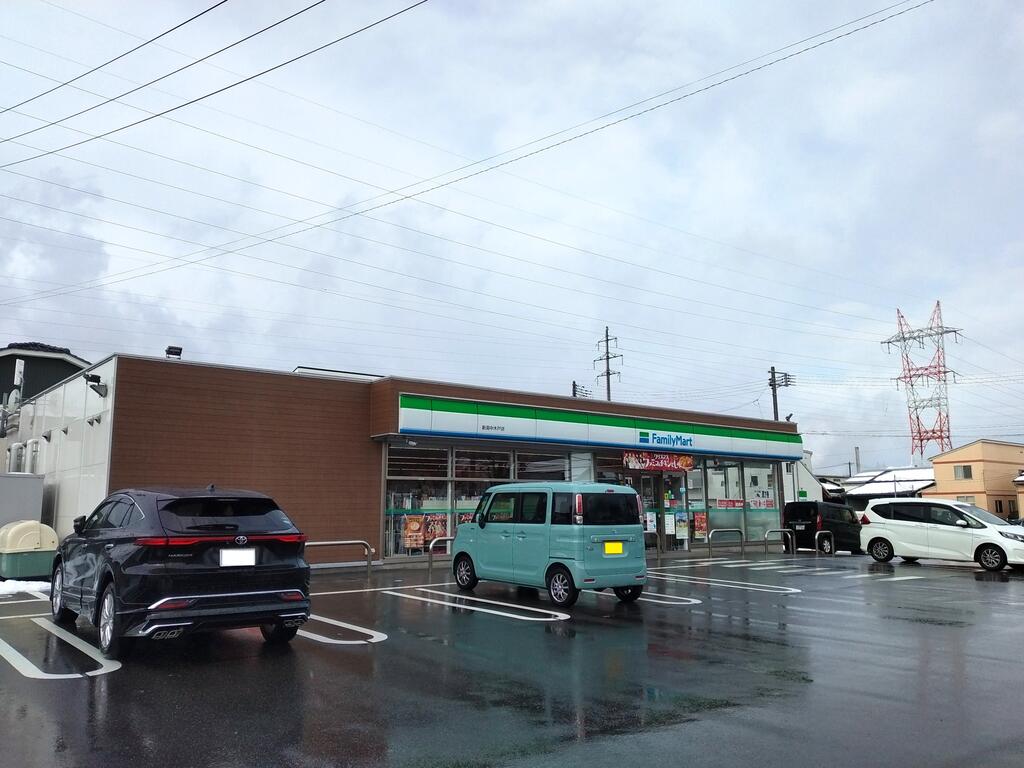 コンビニ　ファミリーマート新潟中木戸店（コンビニ）まで320m