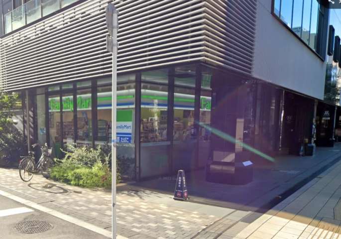 コンビニ　ファミリーマートザロイヤルパークキャンバス大阪北浜店（コンビニ）まで586m