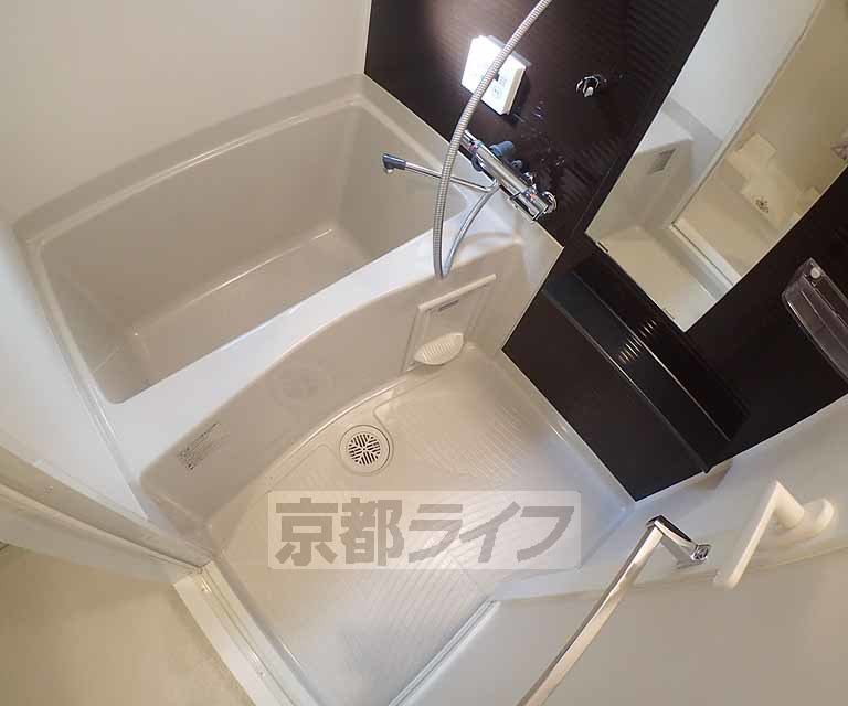 バス・シャワールーム　高級感のあるバスルームです。