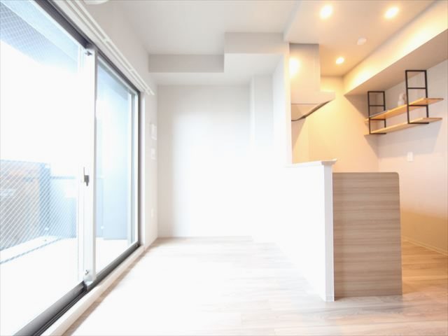 バルコニー　洋室8.7帖　エアコン完備　バルコニーに面しています