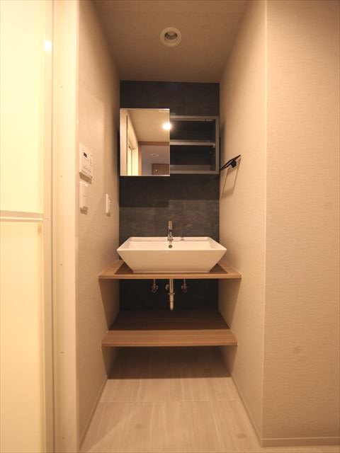 洗面設備　脱衣所　オシャレな独立洗面台　室内洗濯置場