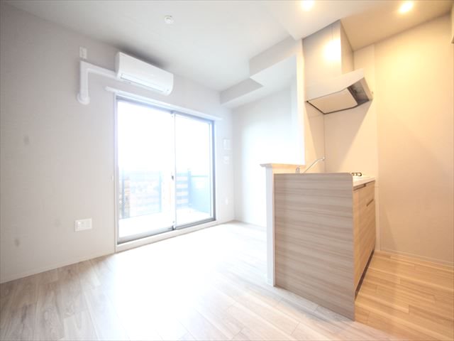 居室・リビング　洋室8.7帖　エアコン完備　バルコニーに面しています