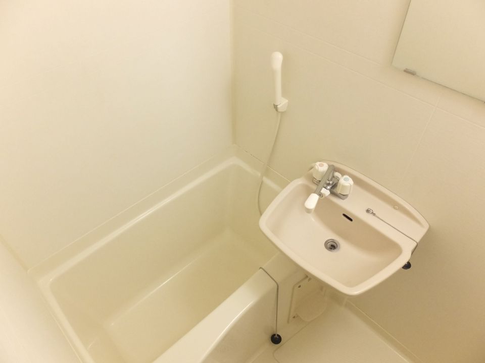 バス・シャワールーム　白を基調としたシンプルな浴室です。