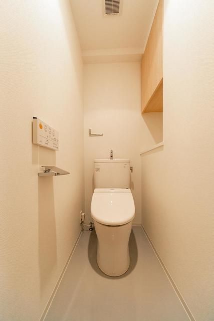 トイレ　落ち着いた色調のトイレです