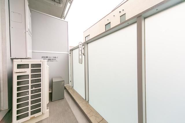 バルコニー　暖かな日差しのふりそそぐバルコニー