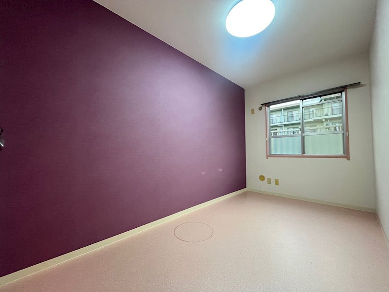 その他部屋・スペース　アクセントクロスがあるベッドルームです