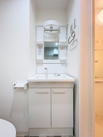洗面設備　独立洗面台、朝の身支度には欠かせません