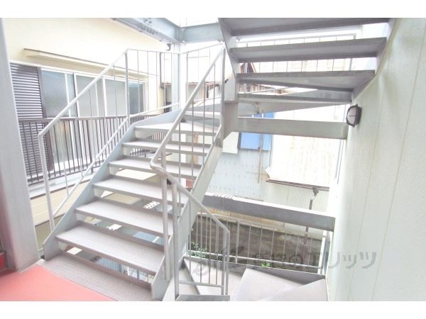 エントランス　階段