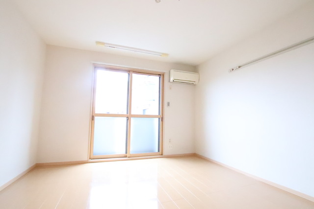 居室・リビング　８帖の居室です♪