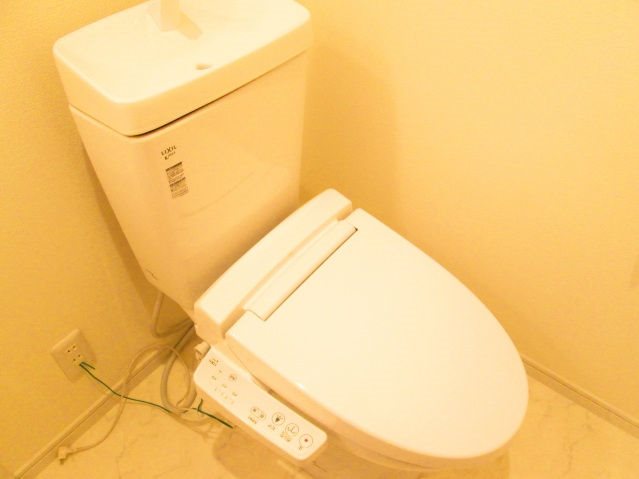 トイレ　同建物別号室の写真です。