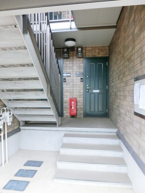 エントランス　屋根付のエントランス