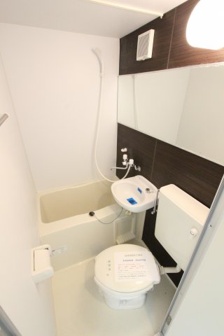 バス・シャワールーム　同アパートの参考写真です。