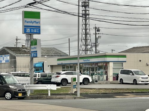 コンビニ　ファミリーマート緑寅新田店（コンビニ）まで547m