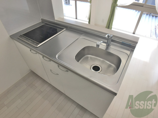 キッチン　キッチンはこちらです。流しが広くて使いやすそうです。