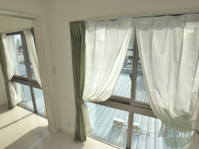 バルコニー　窓が大きいので明かりがたくさん入り明るいですね。