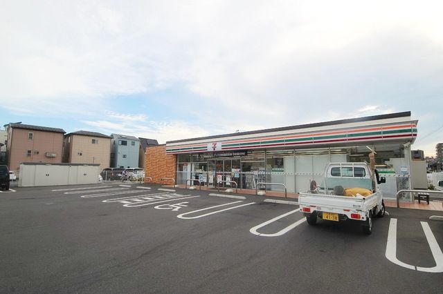 コンビニ　セブンイレブン（コンビニ）まで518m