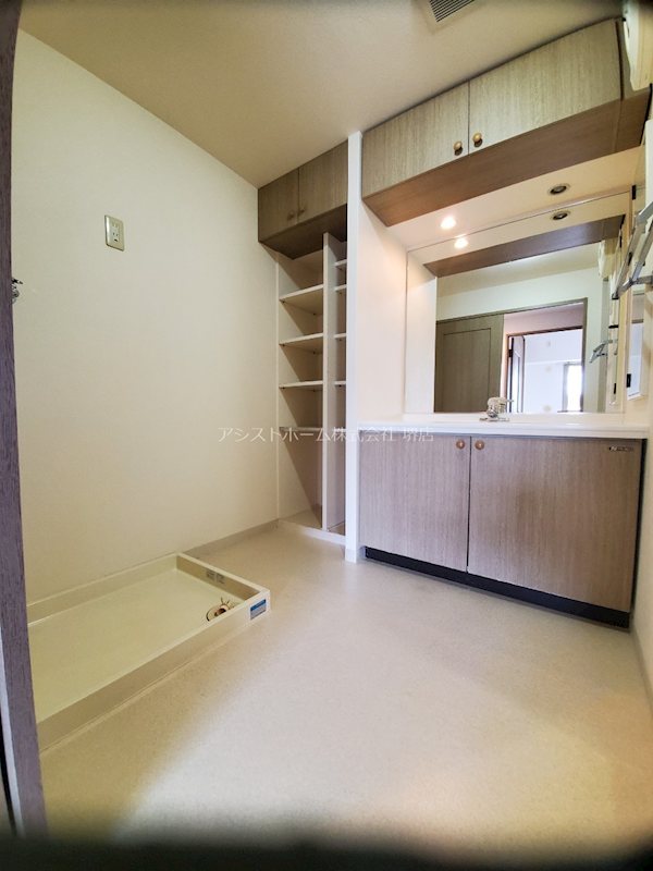 洗面設備　収納豊富で広い洗面化粧台