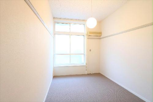 居室・リビング　（※一部の号室で家具家電なし）１Ｆ・２Ｆ絨毯仕様