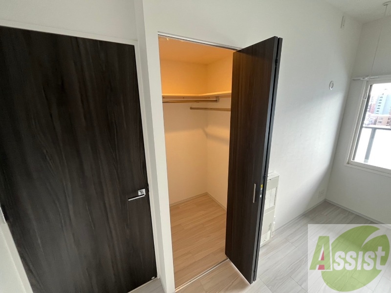 収納　こちらの収納にはハンガーをかけて服もしまえますね。